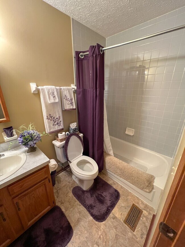 Building Photo - Stunning Rental Home in Indian Creek - Rey...