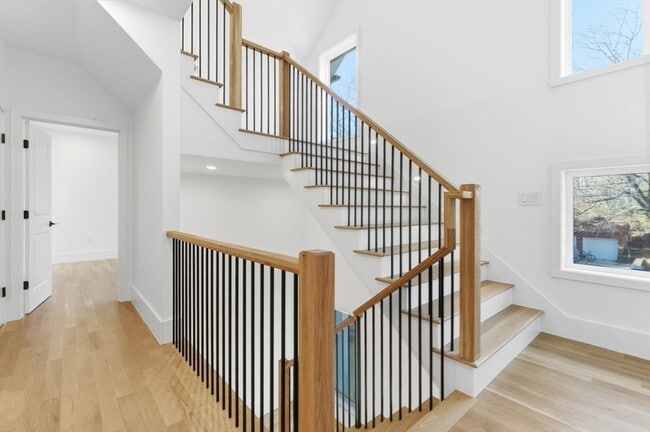 Building Photo - 82 Louise Rd