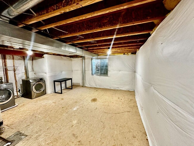Building Photo - "Charming Centennial Retreat: Spacious 3-Bedroom Home with 2.5 Baths!