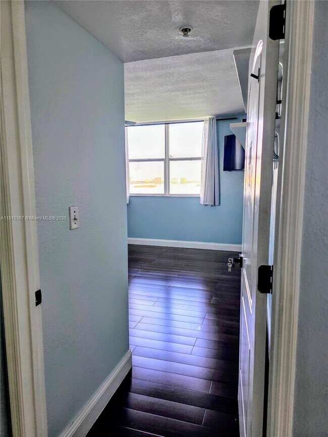 Building Photo - 1625 Kennedy Cswy