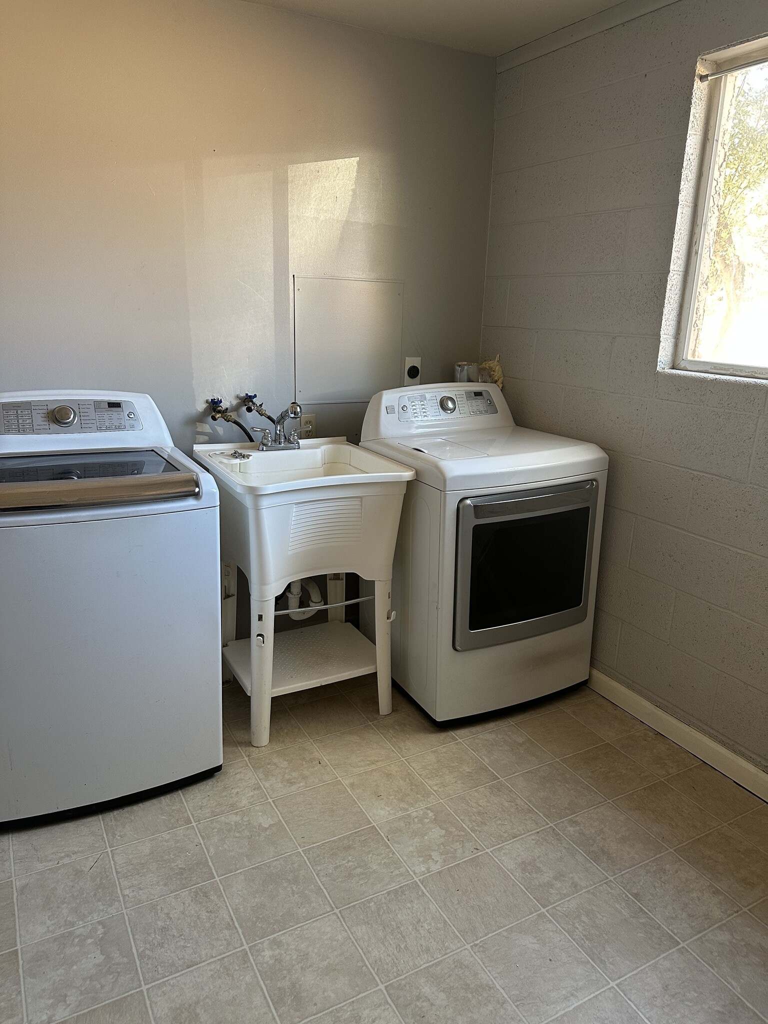 Laundry room - 613 N Luzern Cir