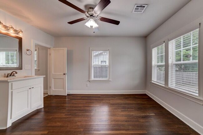Building Photo - Charming 1920s Home - Fully Renovated