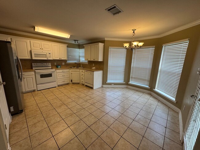 Building Photo - Gorgeous 3 Bedroom Home
