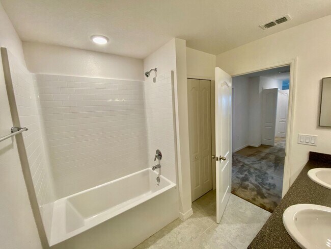 Building Photo - Beautiful Home for rent in Poinciana - 4 bed 2.5 bath plus large bonus room