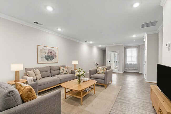Building Photo - Bright & Beautiful 2BR/ 2BA Condo in Carrollton is NOW available!