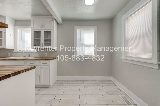 Building Photo - N Gatewood Ave Duplex