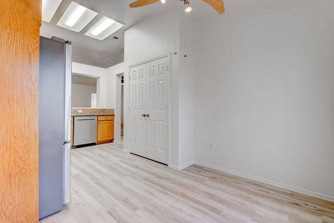 Building Photo - Beautiful 2 Bedroom Home Backing to Greenbelt