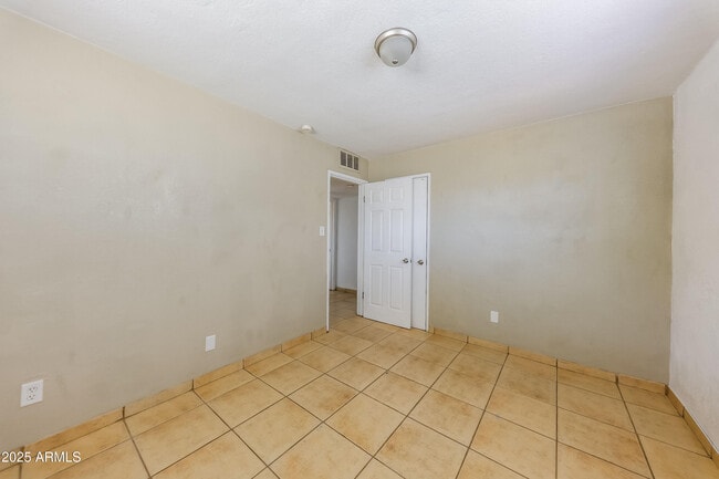 Building Photo - 2753 W Lawrence Ln