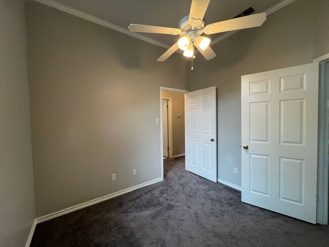 Building Photo - Awesome 4 bdrm/2.5 ba in La Brisas