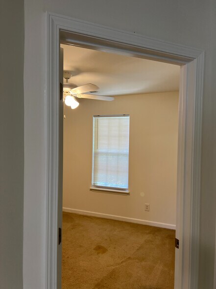 Building Photo - Room in Townhome on Dunlevy Way