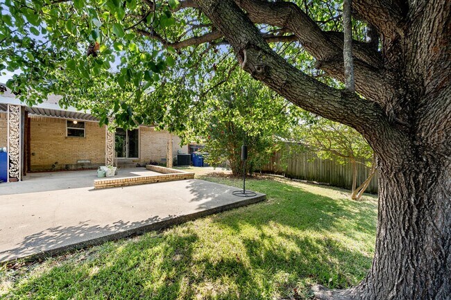 Building Photo - 8351 Lullwater Dr