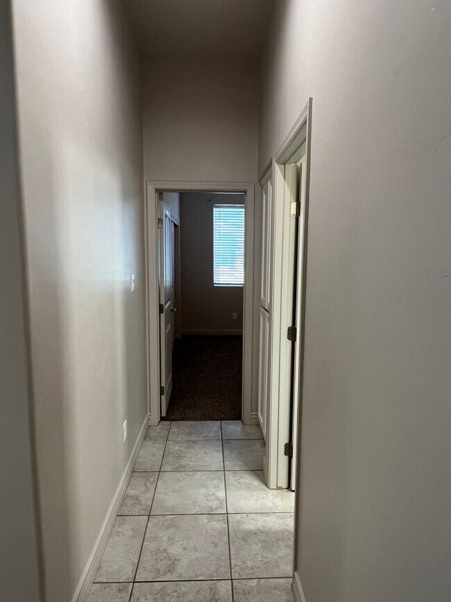 Building Photo - 4 BEDROOM HOME!