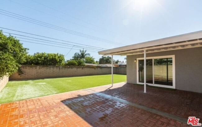 Building Photo - 526 W Ash Ave