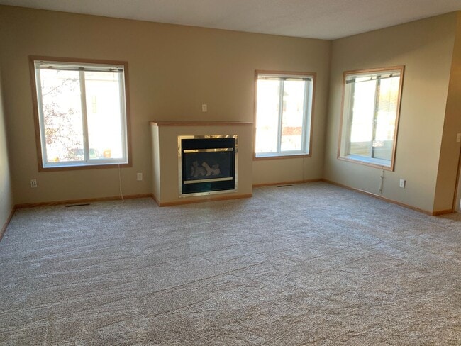 Building Photo - 2 Bed/1.5 Bath Townhome- Cottage Grove- Available August 1st 2026