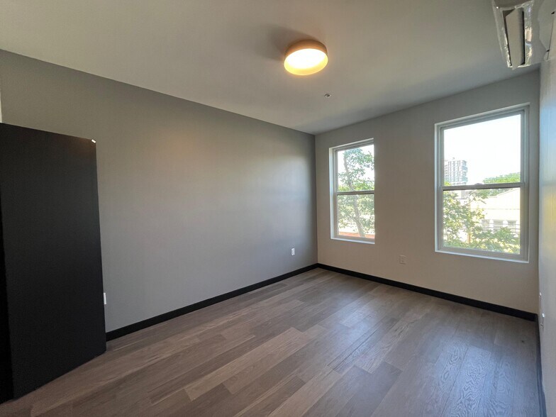 Building Photo - 133 Mallory Ave