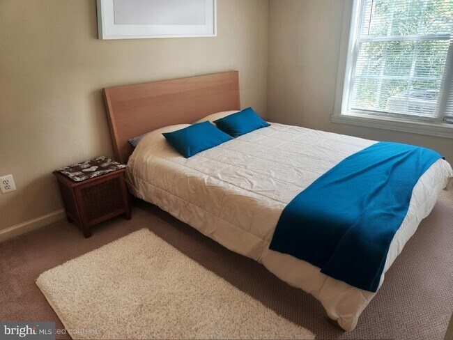 Building Photo - 917 Crestfield Dr