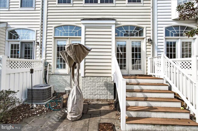 Building Photo - 910 Featherstone St