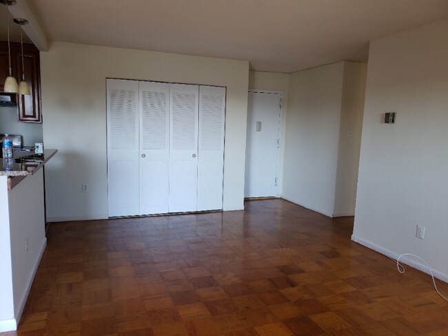 Building Photo - 1121 University Blvd W