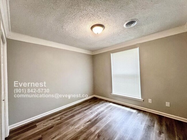 Building Photo - 3210 Briarwood Dr
