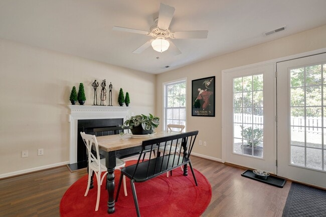 Building Photo - 3 bedroom home with large, fenced backyard convenient to RTP!