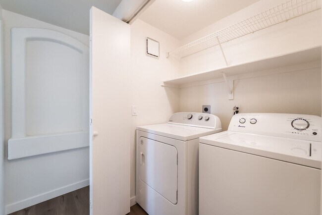 Building Photo - 2 bedroom remodeled condo in the Henderson...