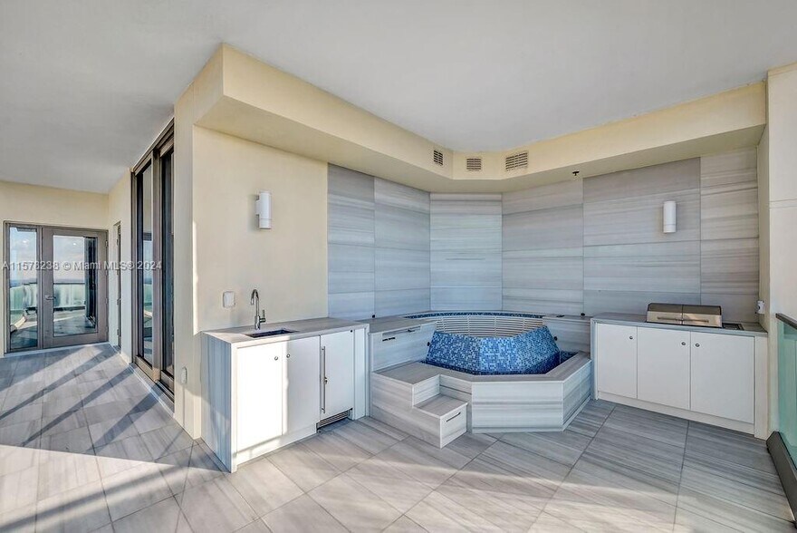 Building Photo - 17901 Collins Ave