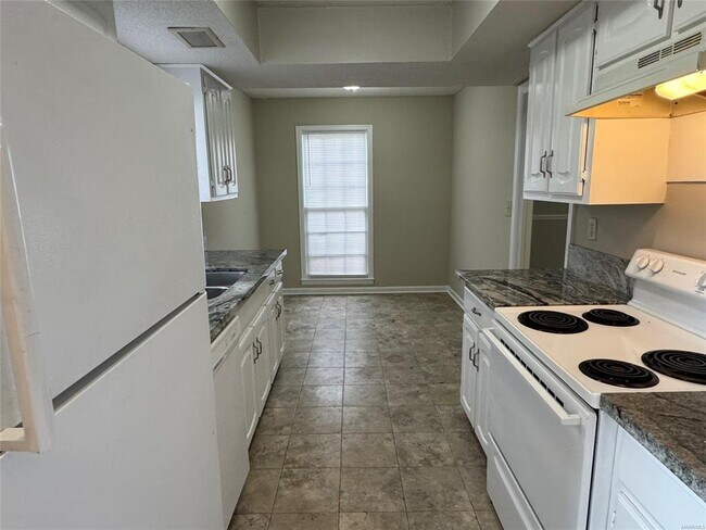 Building Photo - 2233 W Aberdeen Dr