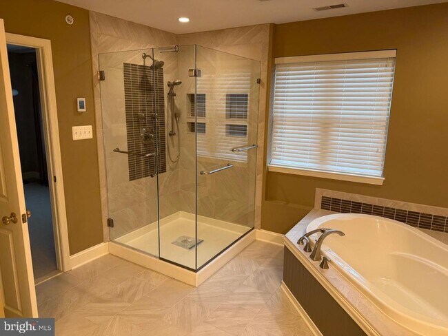 Building Photo - 615 Strandhill Ct