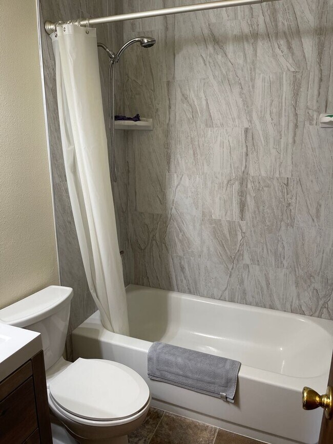 Building Photo - 4 Bedroom Rancher