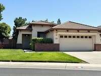 Building Photo - Three Bedroom Two Bathroom Home