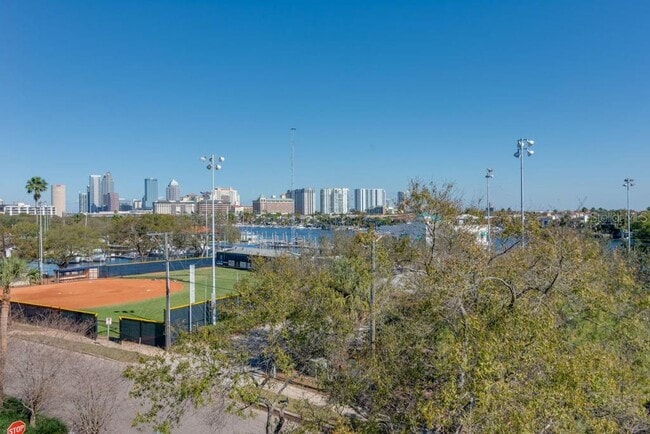 Building Photo - 160 Columbia Dr