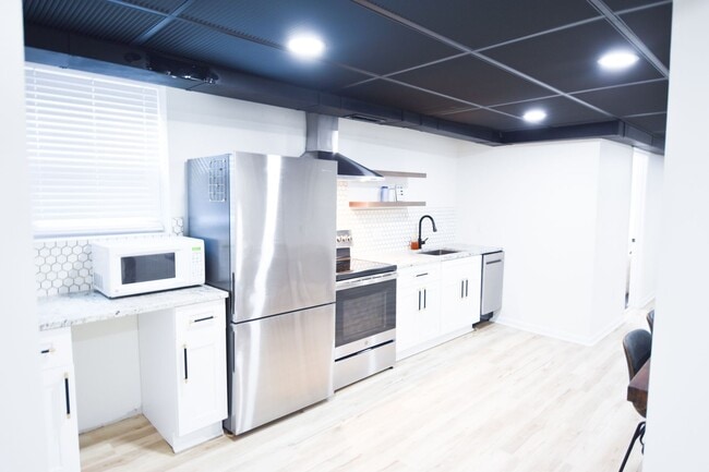 Building Photo - 5 Bedroom || 2 Bathroom - Single Family Ho...