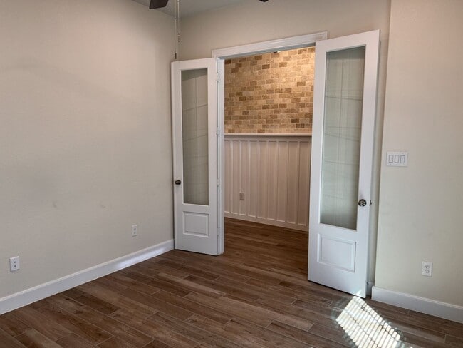 Building Photo - 10215 High Noon Dr