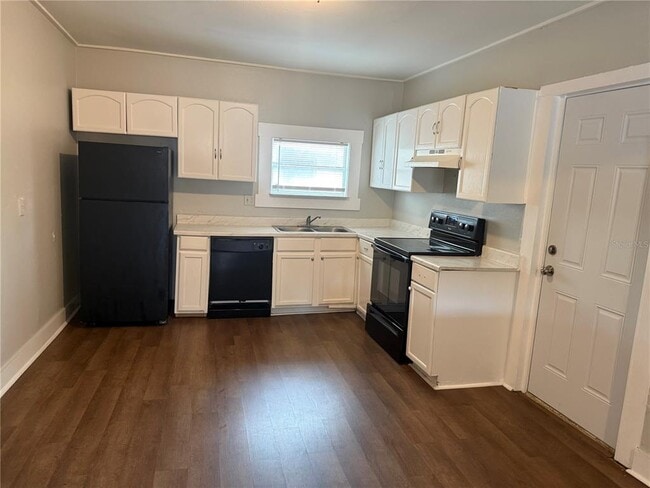 Building Photo - 719 E 8th St