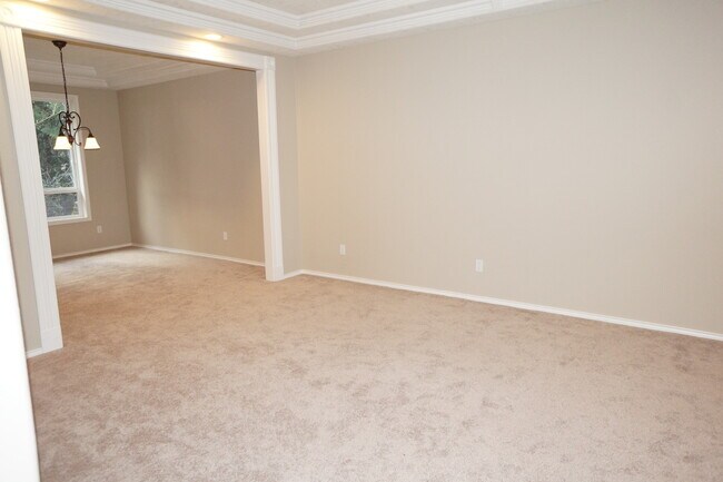 Building Photo - NW Portland Forest Heights Beauty. Flat backyard!