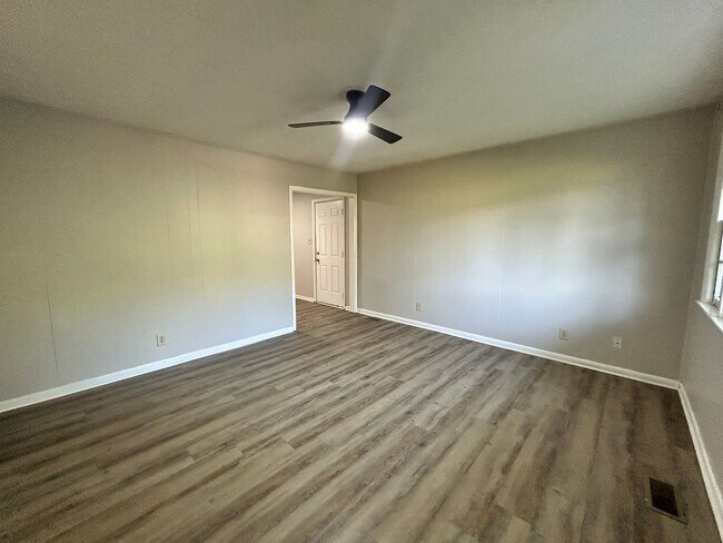 Building Photo - 745 Rustland Dr