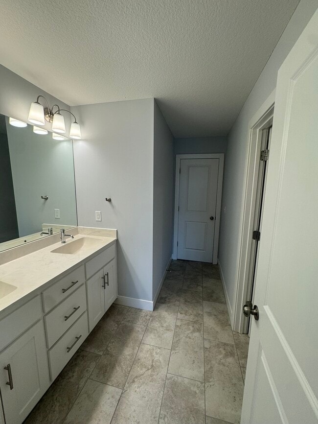 Building Photo - Luxury 5BR 4 BA Home w/ Pool and Clubhouse Access in GREAT location!