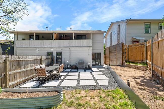 Building Photo - 3404 Dolphin Dr