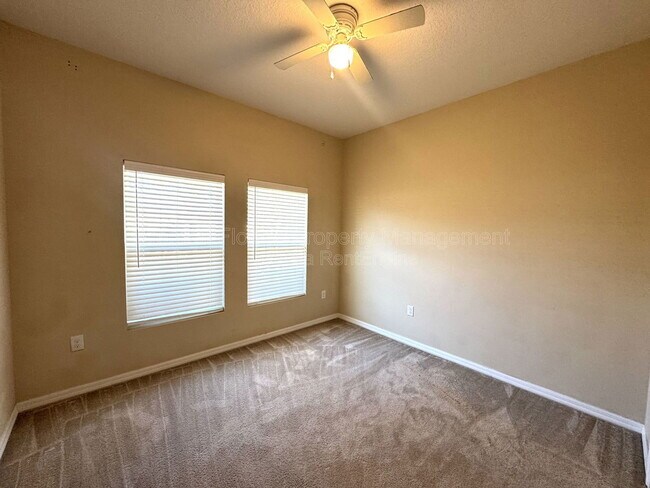 Building Photo - 215 Lakeshore Dr