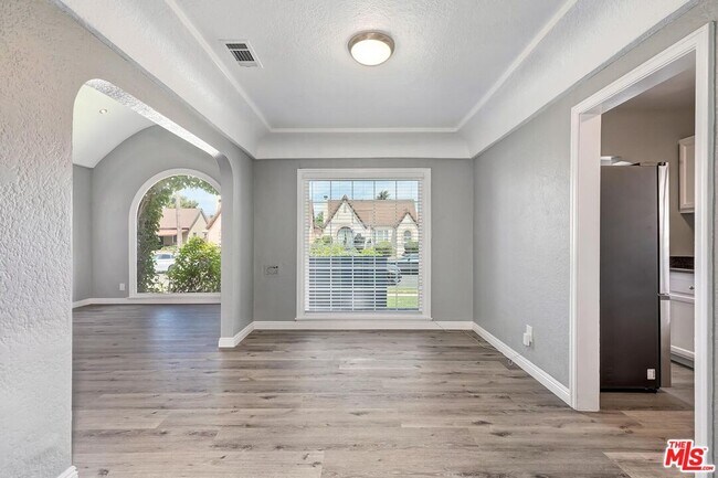 Building Photo - 1110 W 80th St