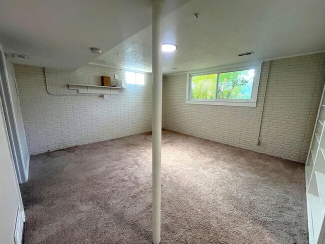 Building Photo - Charming 2 Bed, 1.5 Bath Home in Omaha – P...