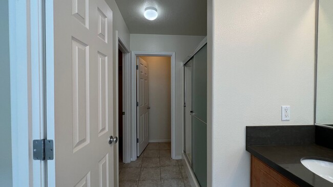 Building Photo - 2 Bed 2 Bath Townhouse