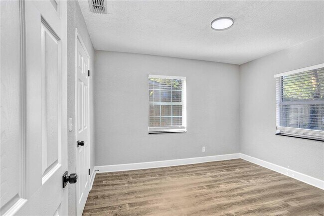 Building Photo - 223 Pinehurst Dr