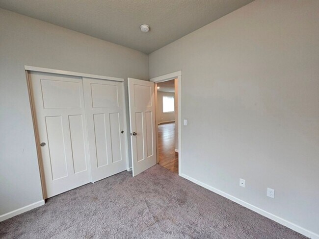 Building Photo - 5Bd/3Ba Two Story House - For viewing!