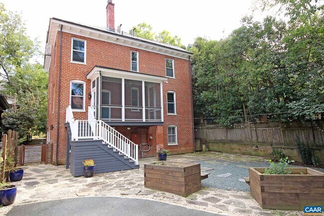 Building Photo - 423 2nd St NE