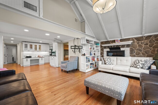 Building Photo - 297 South Rd