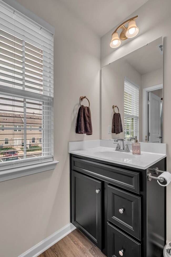 Building Photo - 3 BED 2.5 BATH TOWNHOME WALKING DISTANCE TO LEBANON SQUARE!