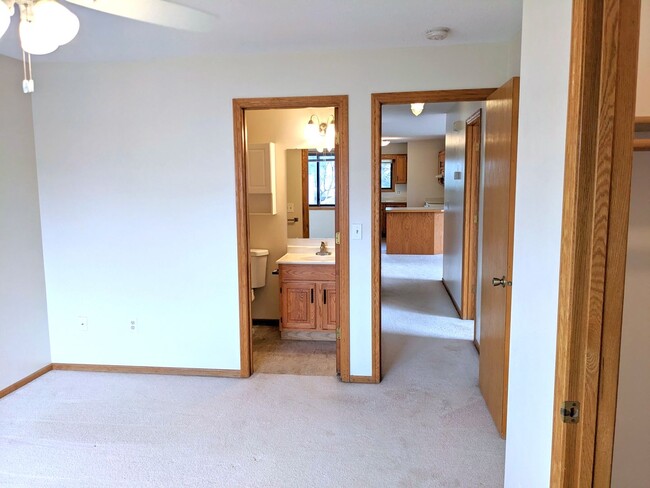 Building Photo - Spacious 2 Bed 2 Bath in Gorgeous Townhome