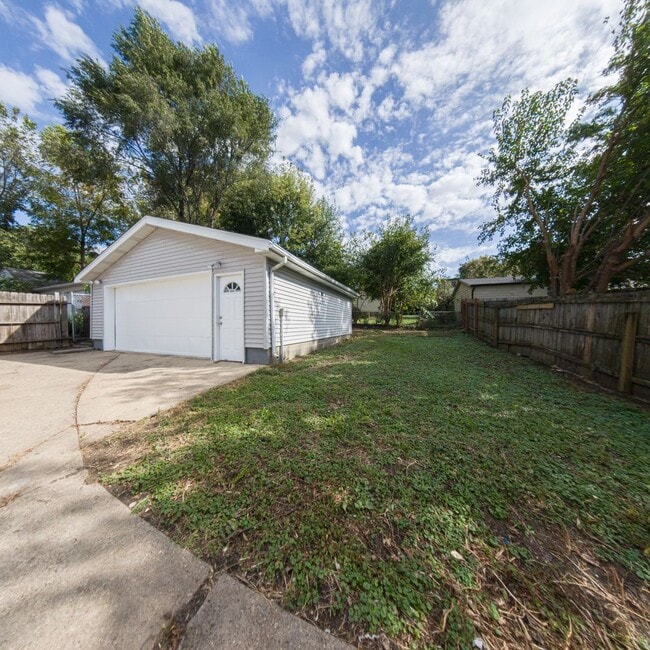 Building Photo - 3 Bedroom 1 Bathroom with Bonus Room