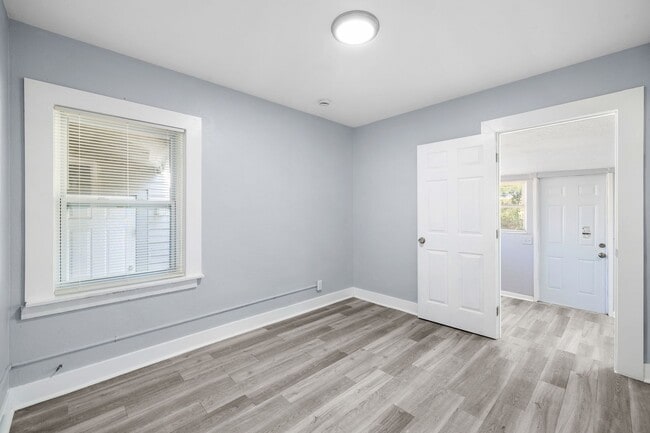 Building Photo - Large 4 bed/1.5 bath House & Section 8 Accepted , Drive by & Apply for just $25** Move in by Nove...